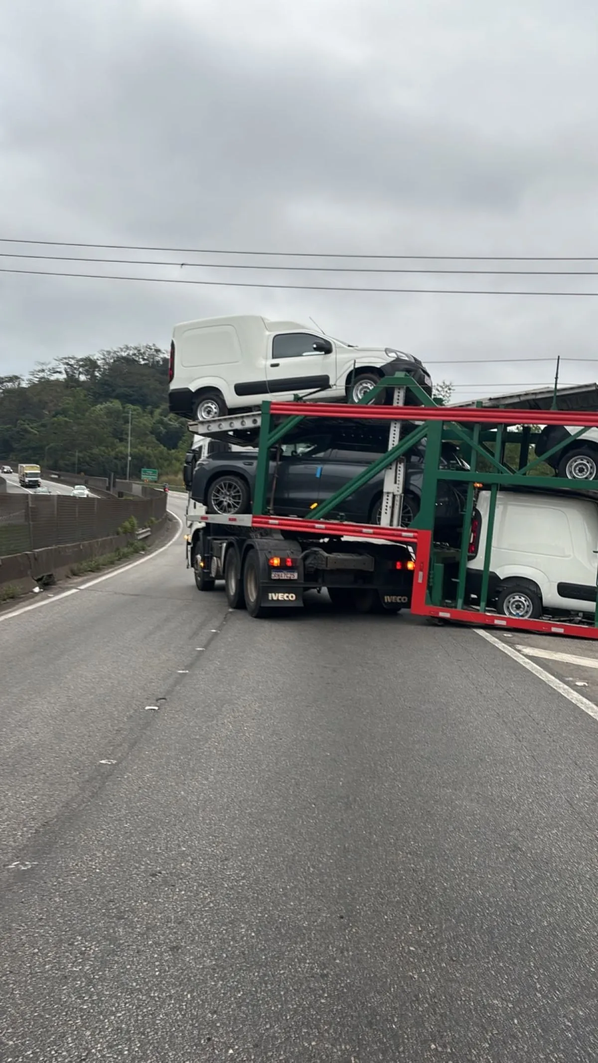 Carreta dá 'L' e interrompe trecho da Via Dutra em Barra Mansa