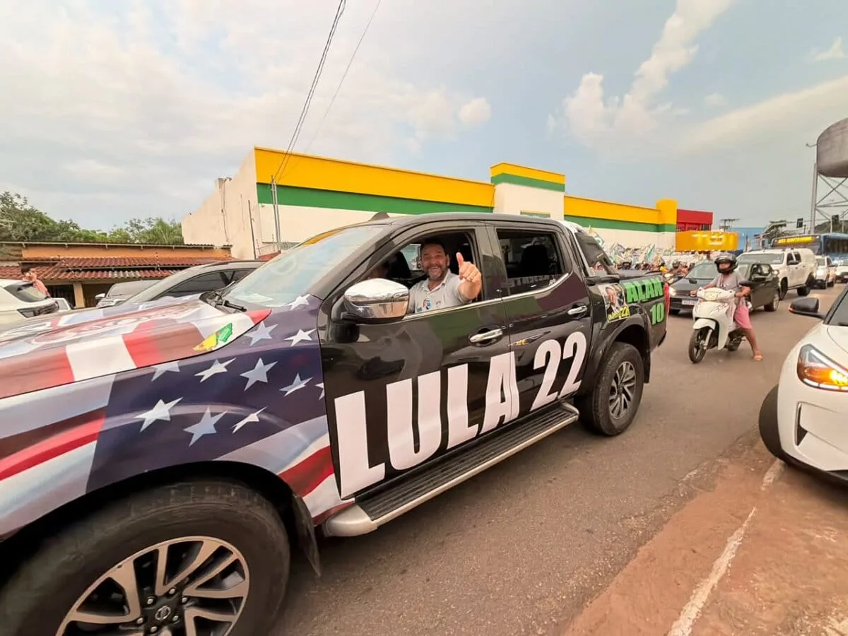 Caminhonete com referência a Lula e número 22 chama atenção durante ato de campanha