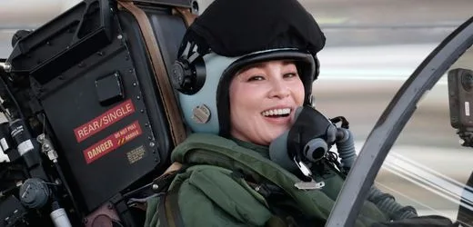 Thailands Königin Suthida absolviert ersten Soloflug mit Kampfjet