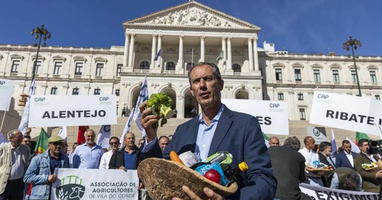 Agricultores exigem 140 milhões de euros ao Governo