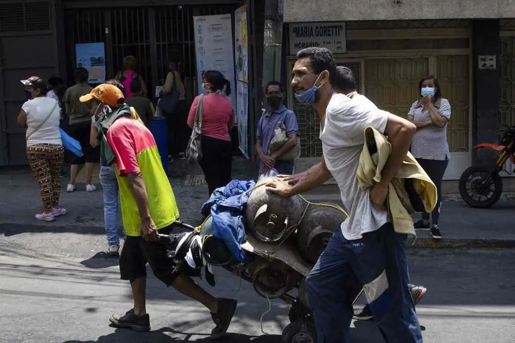 Sobreprecios y fallas digitales complican el acceso al gas doméstico en zonas populares de Caracas
