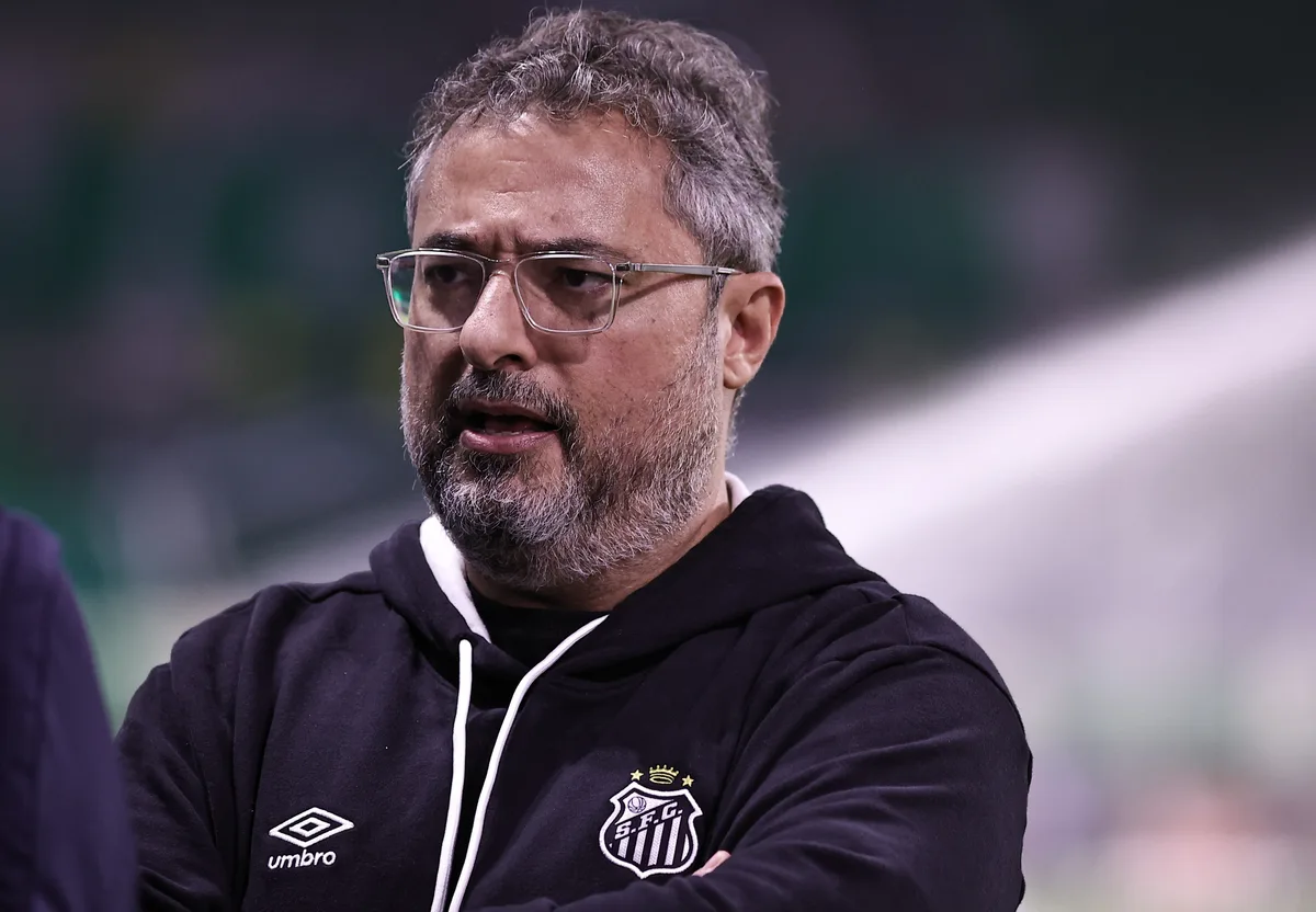 Mattos diz que Santos quitou atrasados, desconversa sobre Arthur e explica ausência de Neymar