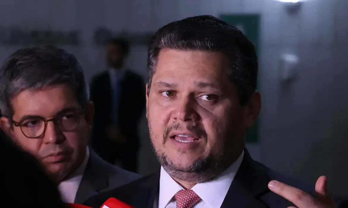 Alcolumbre envia PEC do fim da escala 6×1 para CCJ do Senado
