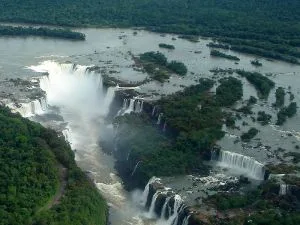 Vazão recorde das Cataratas do Iguaçu provoca interdição de passarela para visitantes
