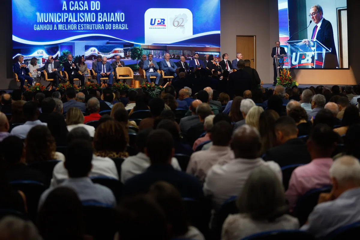 UPB entrega Comenda João Durval em ato marcado por defesa da autonomia