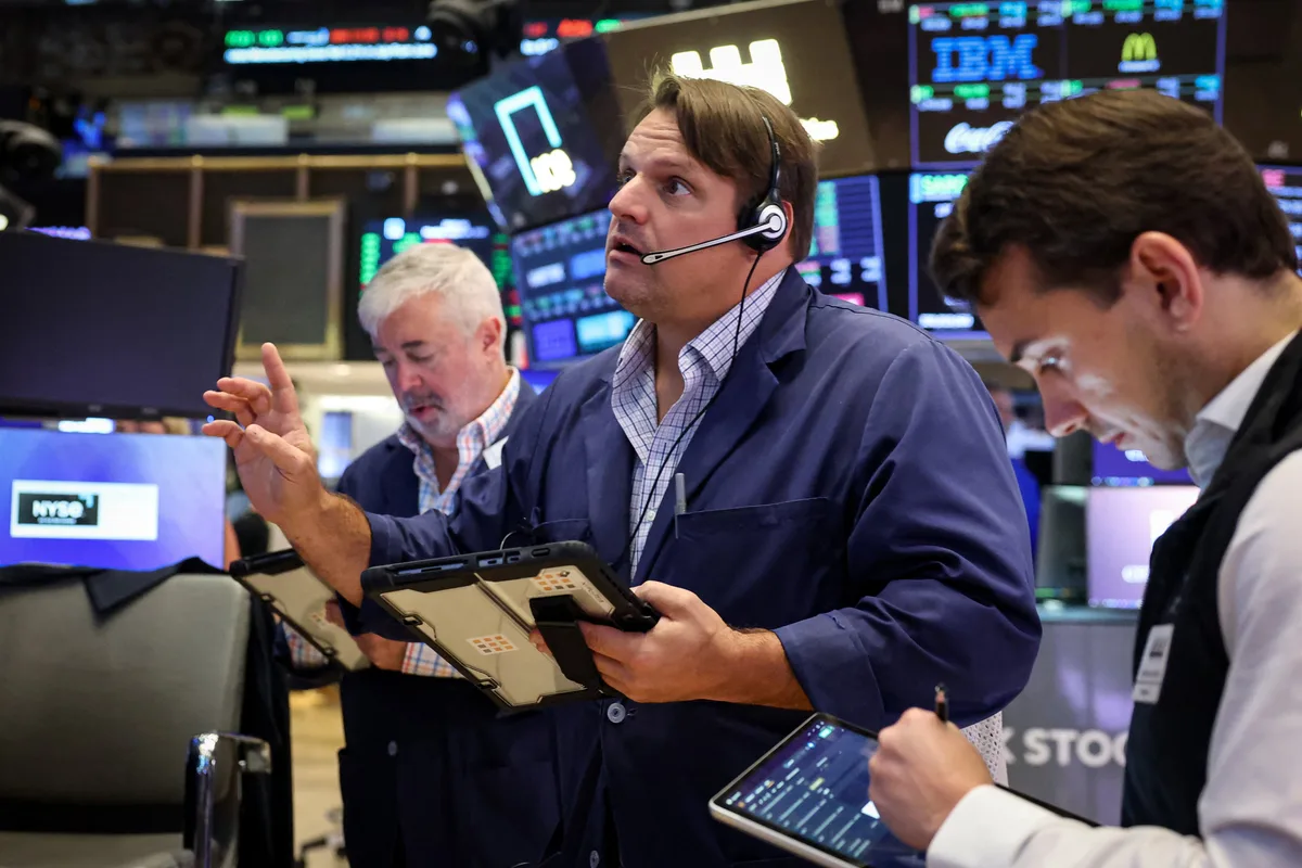 Mercados: bajan las acciones argentinas y sube el riesgo país mientras Wall Street no tiene una tendencia clara