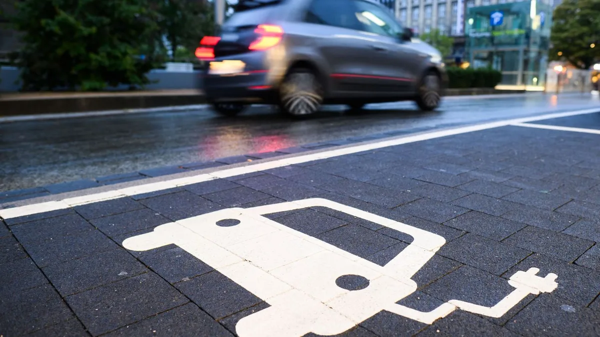 Autoindustrie: Studie: BYD verschärft Preiswettbewerb bei Hybrid-Autos