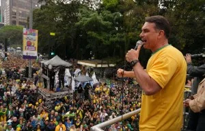 Flávio Bolsonaro: Dino sequestrou ‘Dark Horse’ para usá-lo ilegalmente contra mim