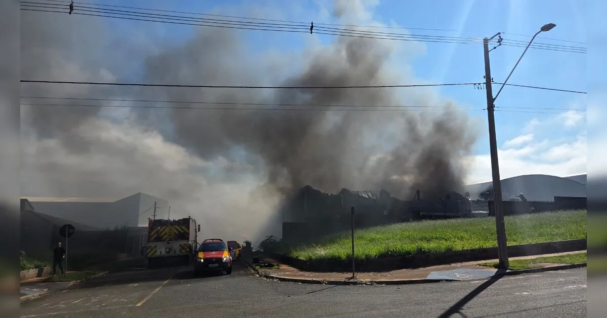 Incêndio de grandes proporções atinge indústria em Arapongas