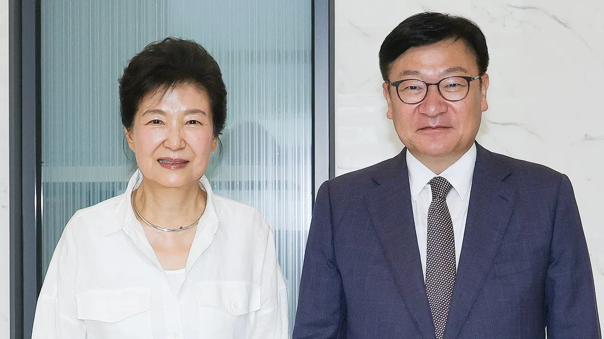 박근혜 국힘 연찬회 참석에 與 “촛불 모욕” 국힘 “국민 통합 목소리 내온 분”