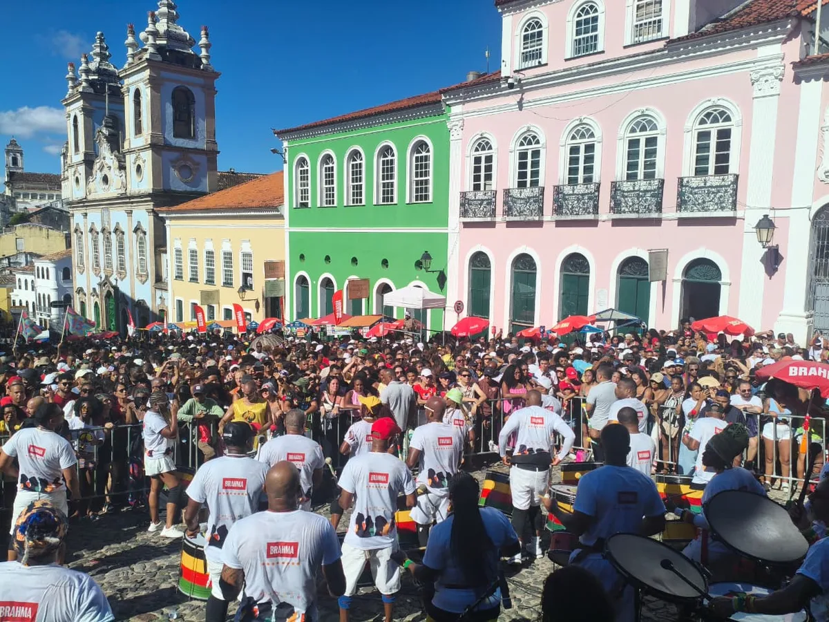VÍDEO: Olodum se une à manifestação política de apoio a Lula com faixa gigante durante show