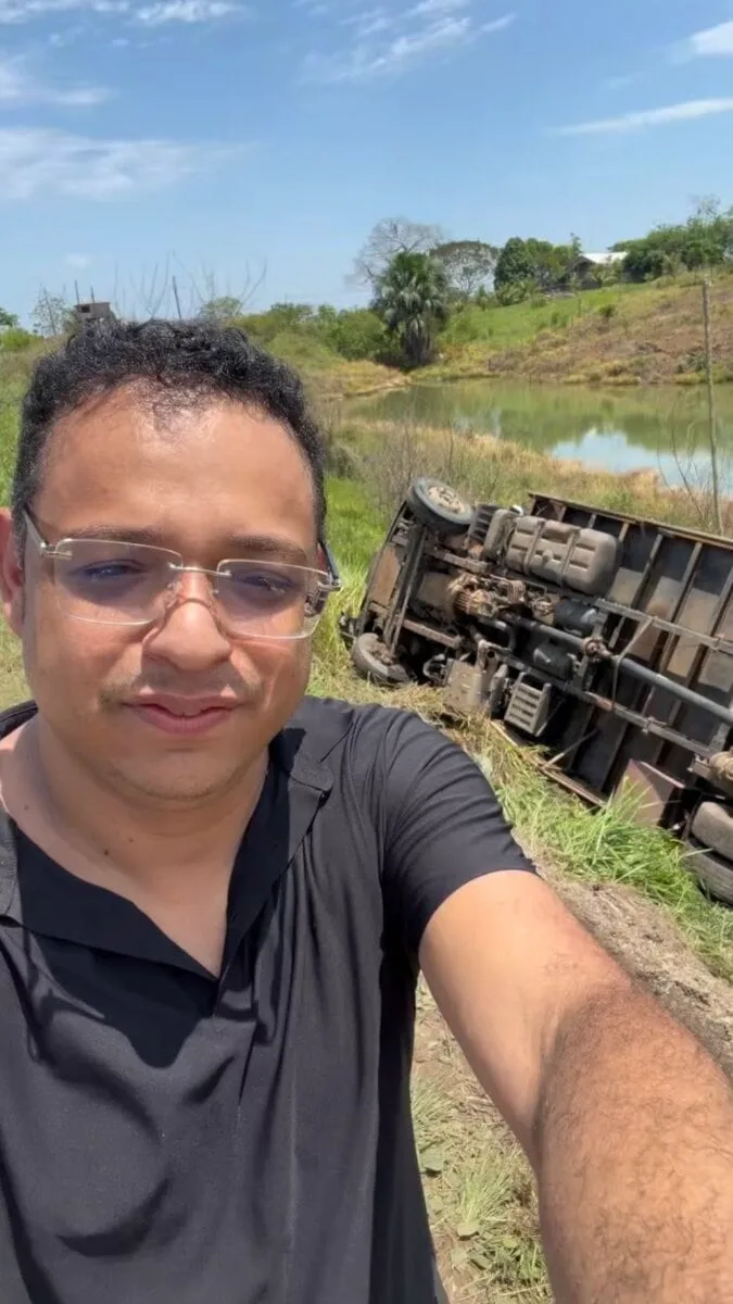 Caminhão de empresa de Cruzeiro do Sul tomba na BR-364 durante desvio e motorista fica ferido