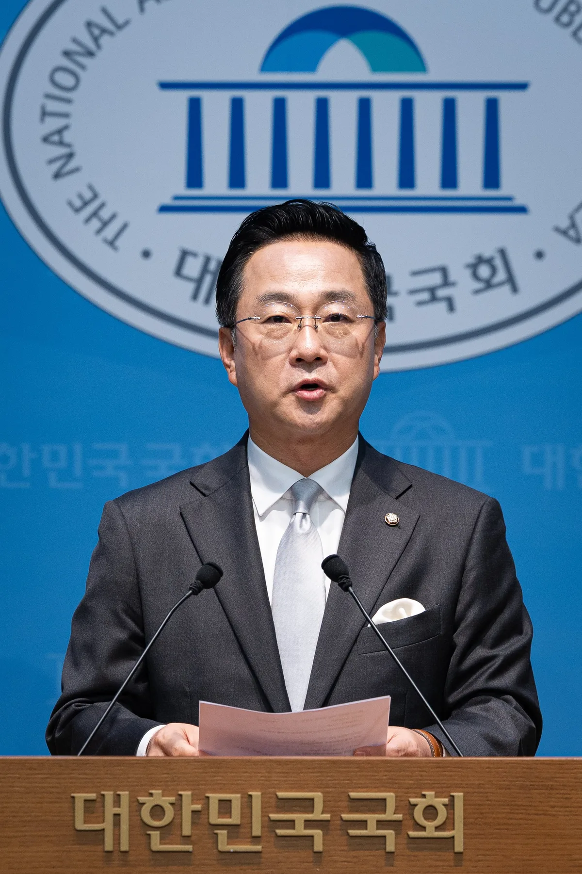 與 “대법원장, 정치 플레이어... 사퇴가 속죄 유일한 길” 또 압박