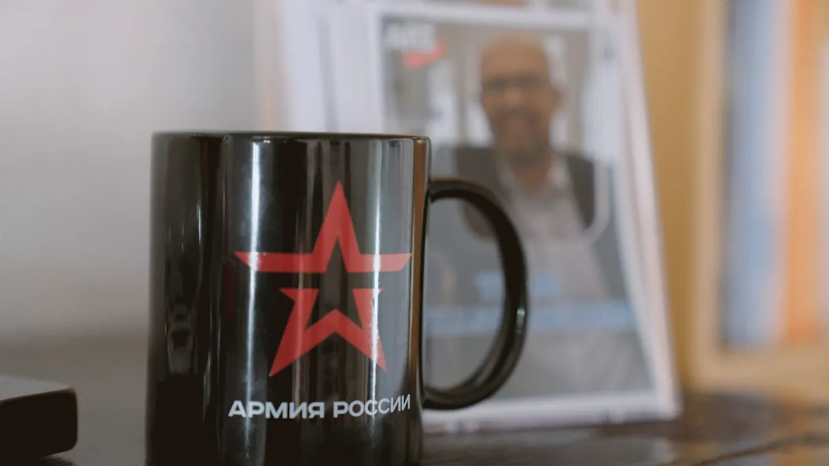 Wegen Russen-Tasse! - AfD-Politiker Tillschneider geht auf BILD-Vize los