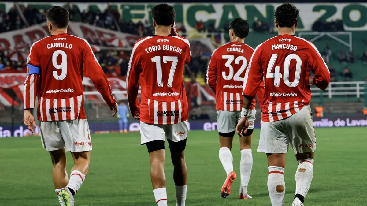 Polémica en la Copa Argentina: la mano previa al gol de Barracas que el árbitro no sancionó y desató la bronca de Estudiantes