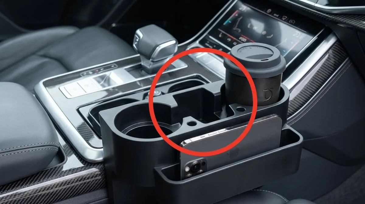 Pocos lo saben: para qué sirve el pequeño espacio que hay en el soporte para vasos del auto