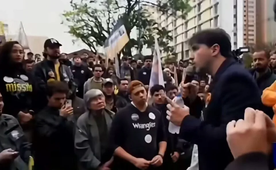 Renan Santos chama Sergio Moro de “fraco, covarde e submisso” durante evento em Londrina