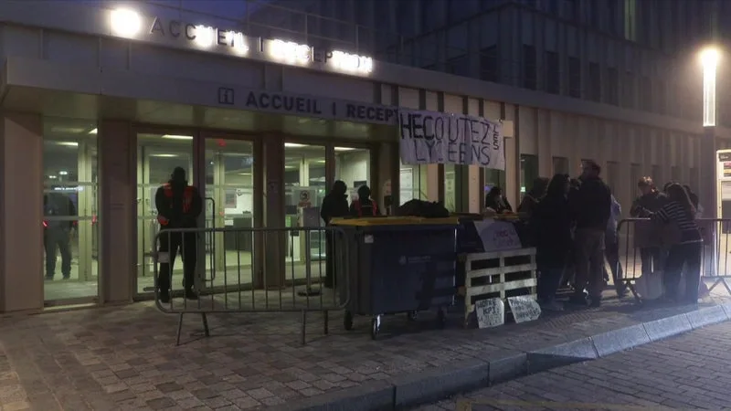 DIRECT. Colère lycéenne: les étudiants de HEC Paris bloquent l'entrée de l'école de commerce, une première