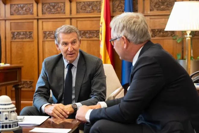 Feijóo se reúne con el comisario de Migraciones y pide a los socios de la UE que presionen para solucionar la crisis de Ceuta