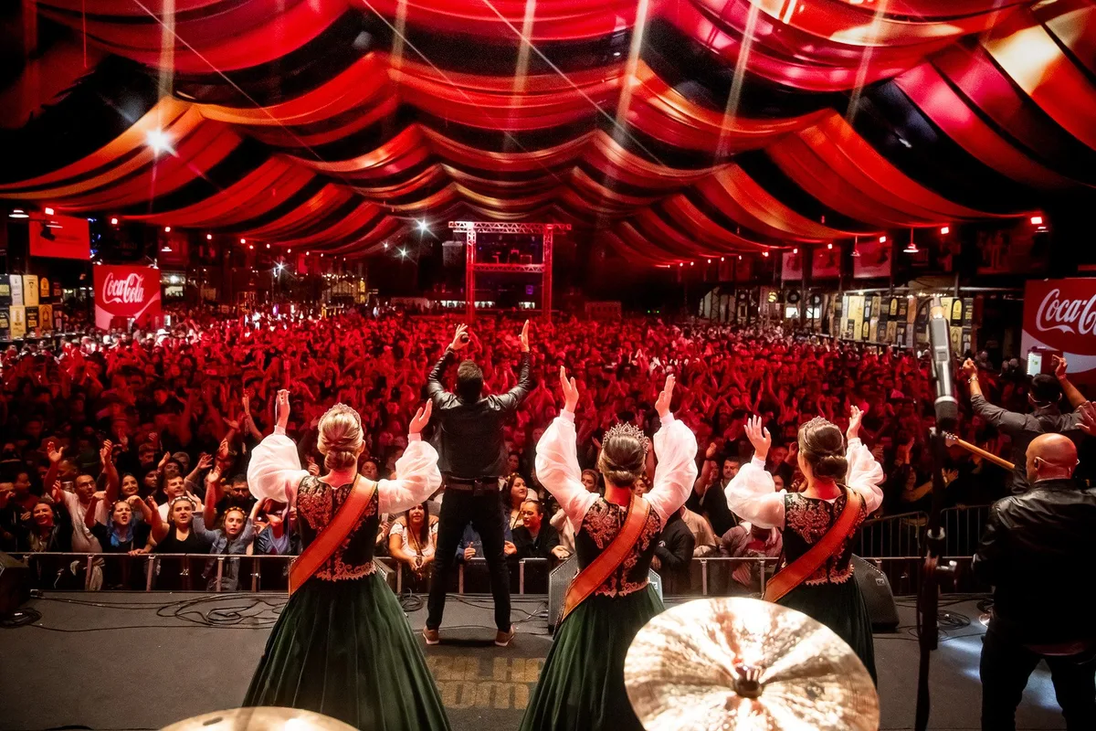 Maior festa comunitária do Brasil, Oktoberfest de Igrejinha mobiliza 3,5 mil voluntários e espera 200 mil visitantes; tudo o que precisa saber