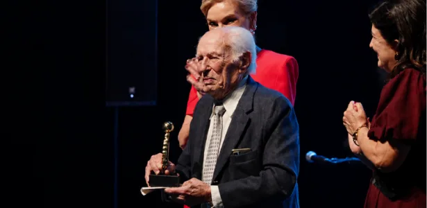 José Goldemberg é homenageado como Personalidade Acadêmica do Ano pelo Prêmio Jabuti Acadêmico 2026