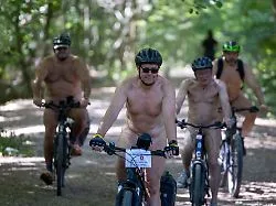 Hüllenlos durch den Wald: Nackt-Mountainbiker empfinden "pure Lebensfreude"