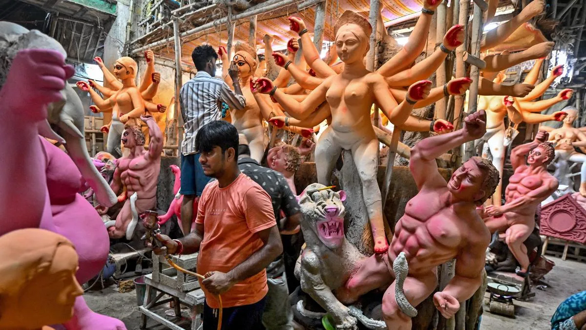 Sculptors in Kumartuli bemoan shortage of clay, higher costs, intrusive content creators