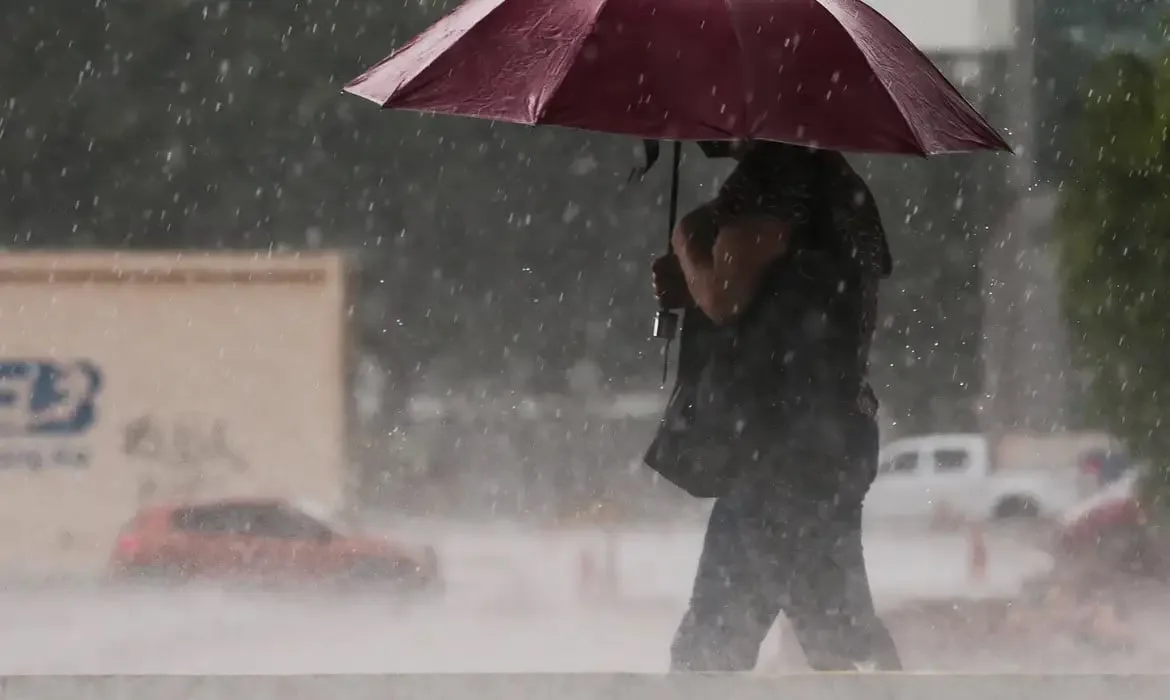 Frente fria provoca chuva forte e calorão atinge parte do país; veja a previsão do tempo para o fim de semana