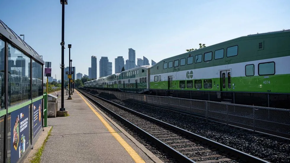 These Metrolinx jobs in Toronto and the GTA pay up to $44 an hour and $198,000 a year