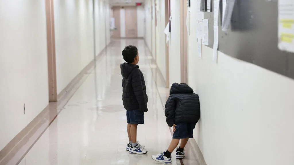 États-Unis: de plus en plus de mineurs isolés sans avocat face aux tribunaux de l'immigration