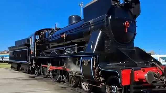 Iba a convertirse en chatarra, pero la salvaron: la increíble historia de la locomotora centenaria que volvió a rodar tras 22 años de trabajo