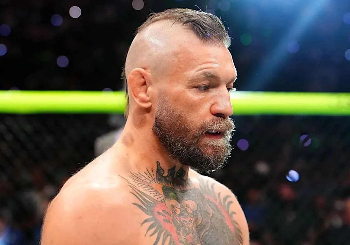 ¡Conor McGregor la vuelve a liar! Armado y rodeado de tanques en un anuncio unos días después de su operación de rodilla