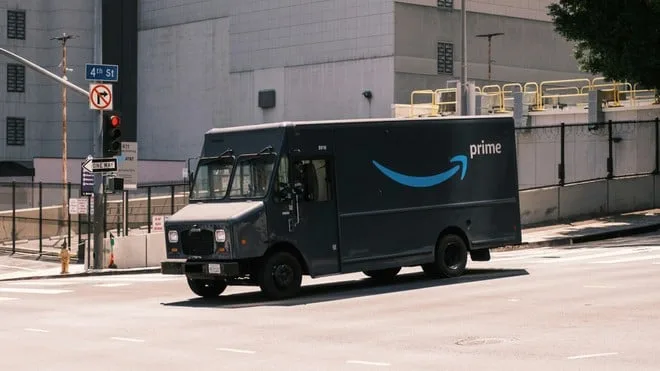 Investigação com AirTag flagra Amazon no descarte de livros para alimentar IA