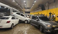 Mulher morre após carreta tombar sobre carro na BR-232, no Recife