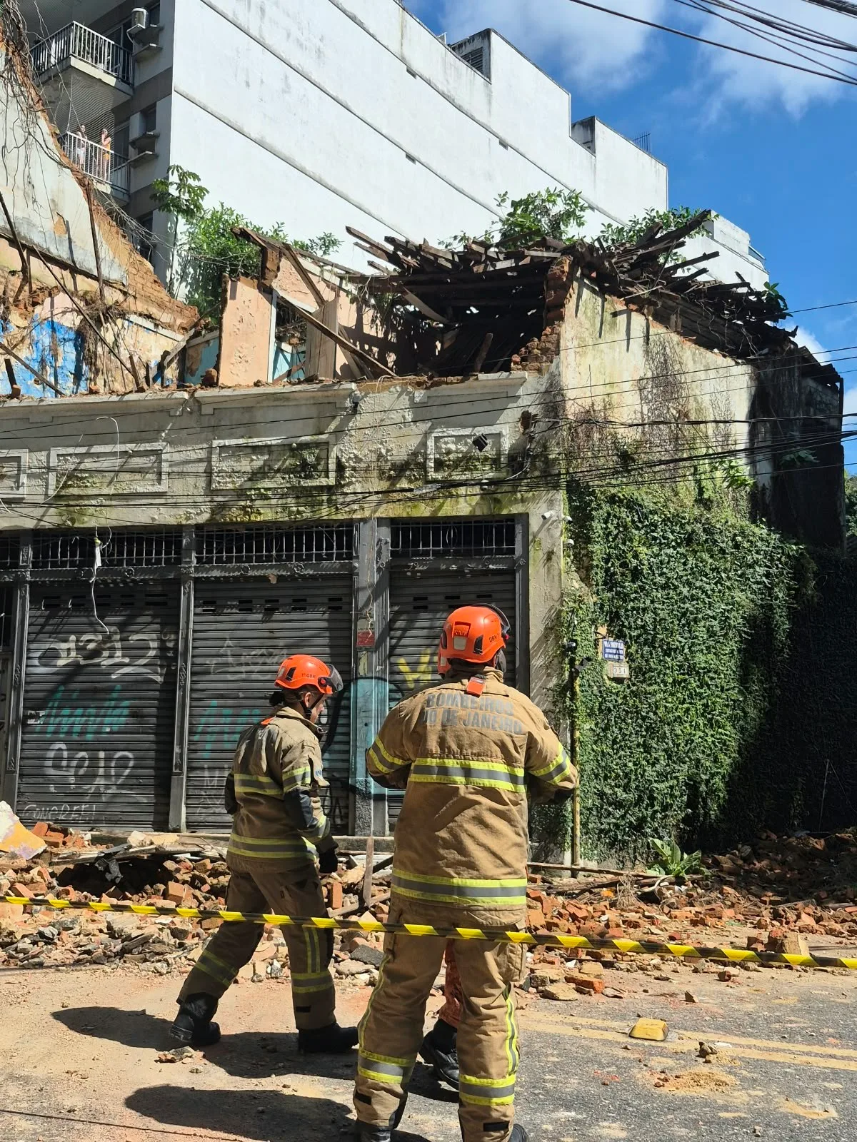Duas pessoas ficam feridas em desabamento de casarão no Cosme Velho