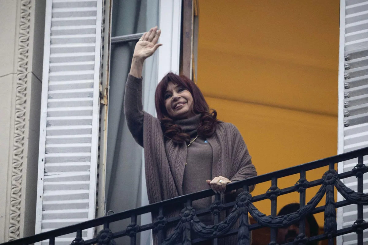 Una dirigente sindical vinculada a La Cámpora compró el departamento debajo del que vive Cristina Kirchner