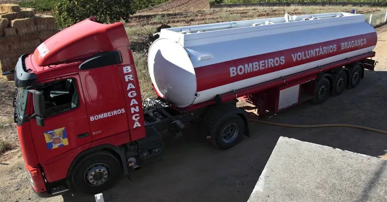 Aldeia abastecida com água pelos bombeiros duas vezes ao dia