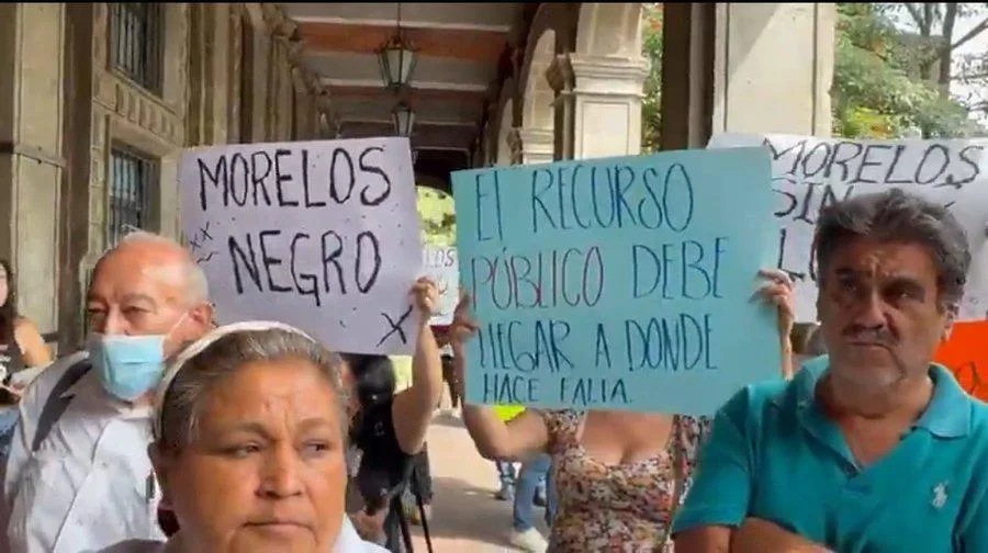 Denuncian “secuestro” de funcionarios tras bloqueo del PT en Palacio de Gobierno de Cuernavaca