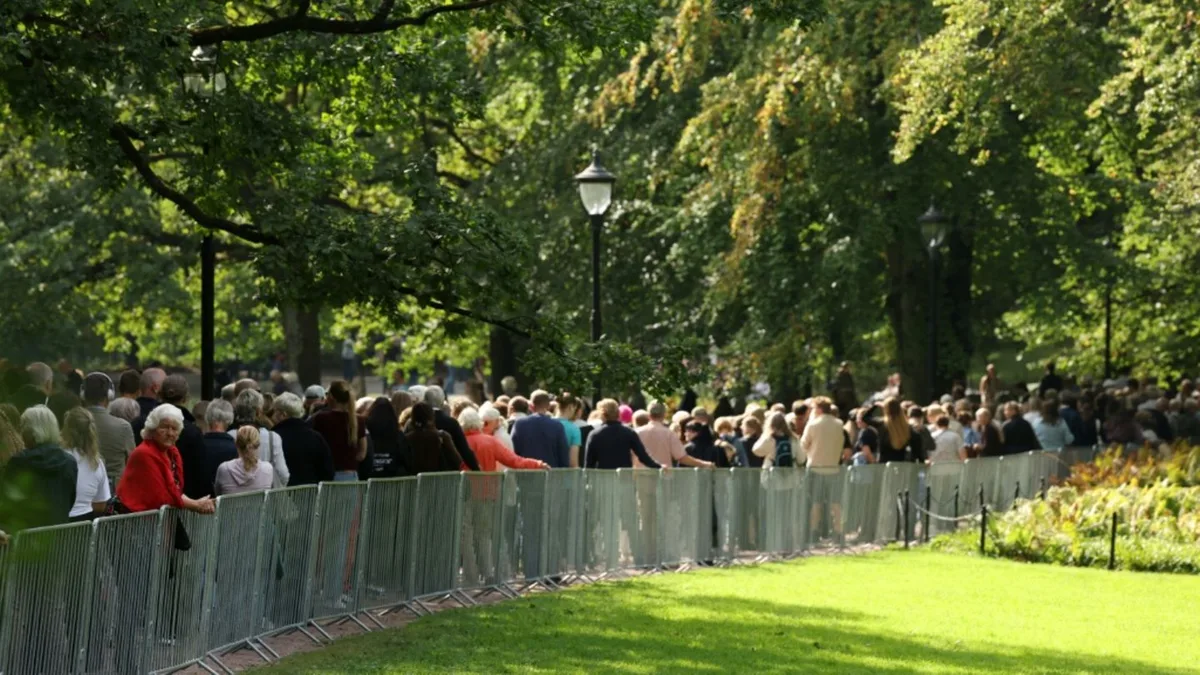 Norwegens neuer König Haakon VIII. legt Eid ab- Tausende nehmen Abschied von Harald V.