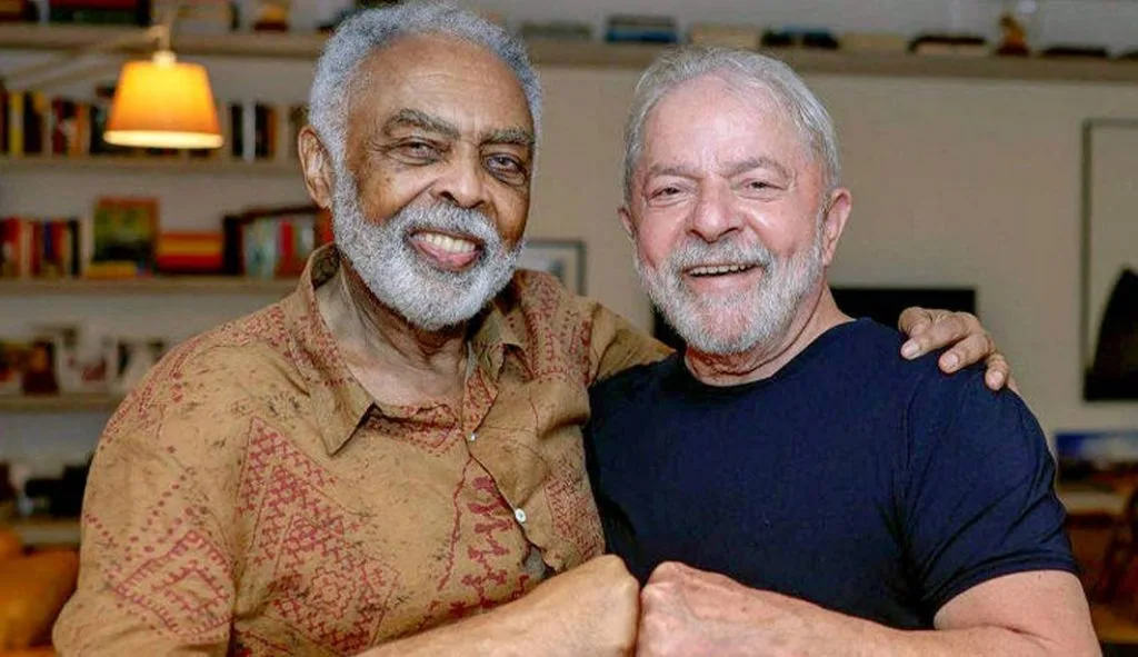 Gilberto Gil reage a título dado a Flávio Bolsonaro em Salvador