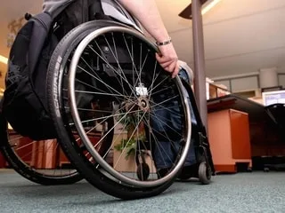 Handicap : paraplégique, son hôtel ne lui loue pas de chambre adaptée malgré sa commande
