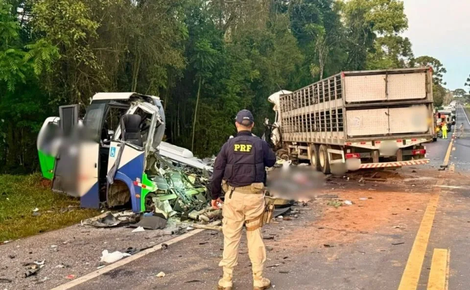 Caminhões estão presentes em um a cada quatro acidentes no Paraná e em mais da metade de colisões com mortes, aponta PRF