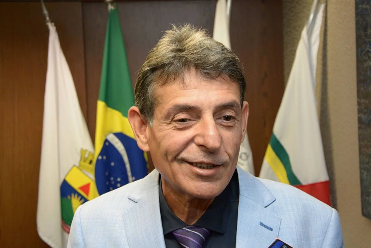 Juiz flagrado fumando e bebendo em julgamento ataca Alexandre de Moraes