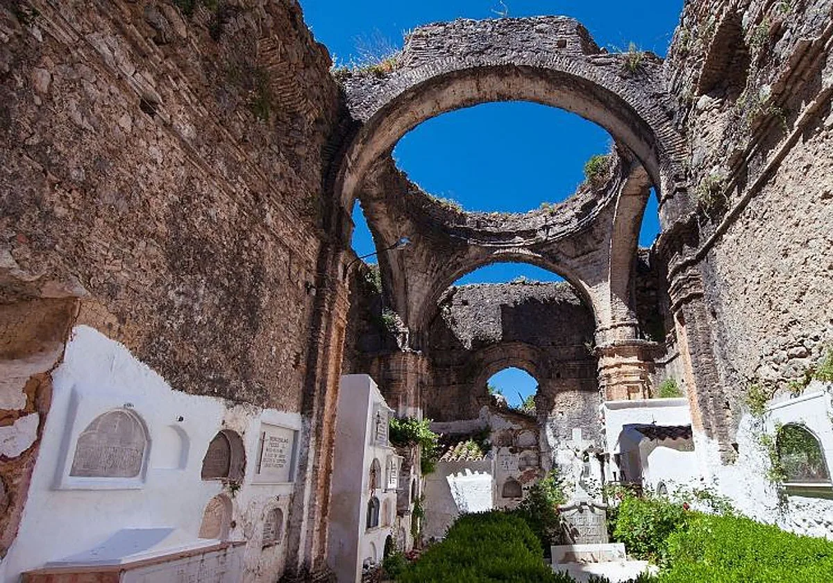 El cementerio andaluz construido dentro de una iglesia del siglo XVIII que fue incendiada por las tropas de Napoleón