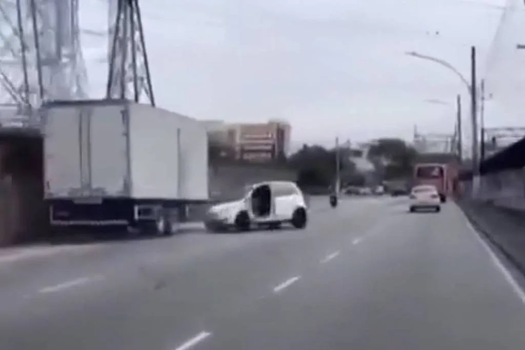 Caminhão arrasta carro após suposta briga de trânsito na zona norte do Rio