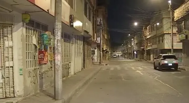 Dueño de supermercado enfrentó a bala a delincuentes que pretendían asaltar a clientes y empleados en sector residencial de Bogotá