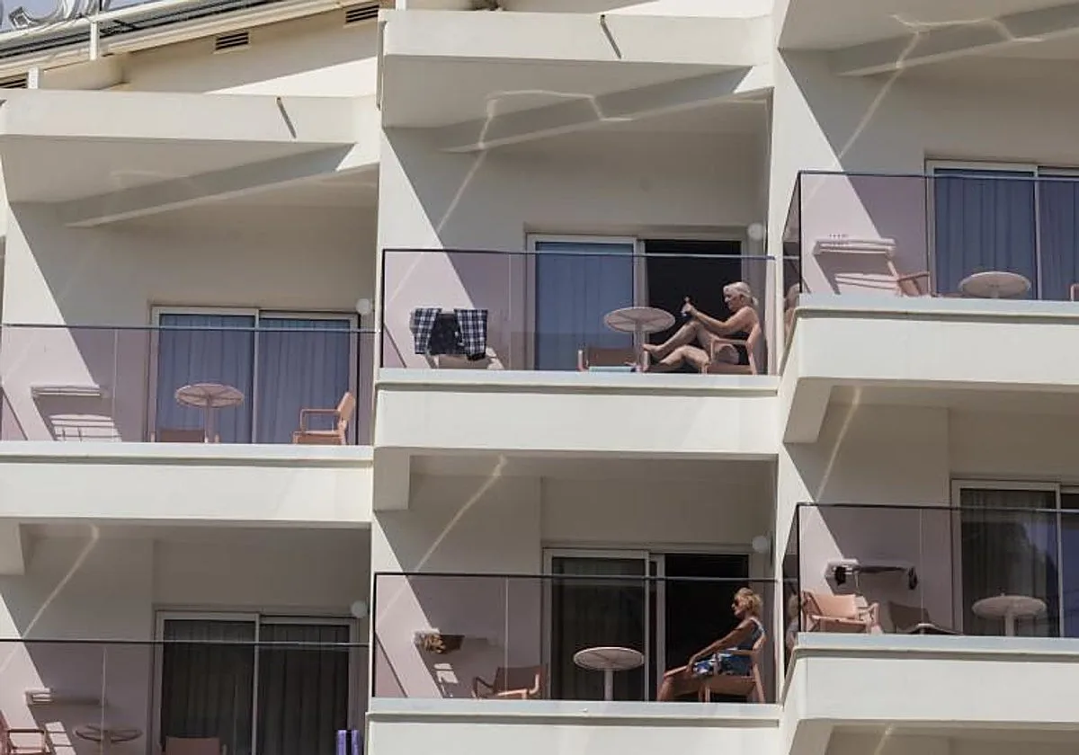 El turismo de hotel expulsa a la clase media: una noche en la Costa del Sol, Guipúzcoa o Menorca supera los 200 euros