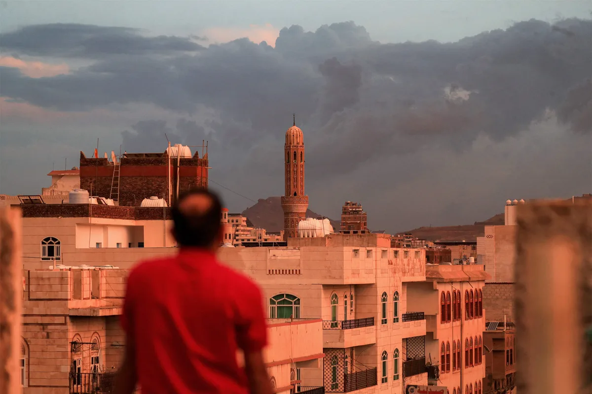 Arabia Saudita bombardea Yemen y los hutíes lanzan una inquietante advertencia sobre su próximo objetivo