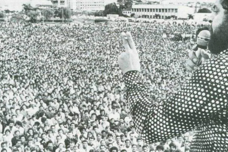 Lula começa campanha onde iniciou trajetória política e vê queda em vantagem sobre Flávio