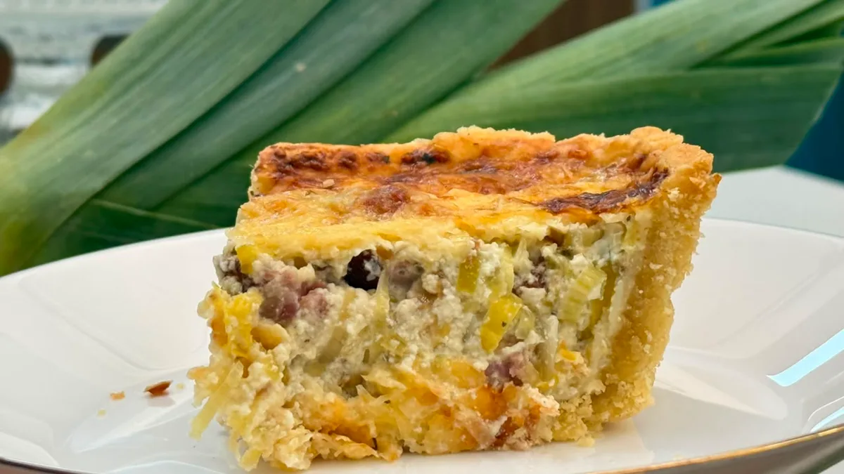Quiche caseira de alho-poró com bacon: veja passo a passo de como fazer a receita cremosa